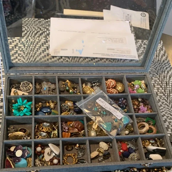 HUGE vintage jewelry lot! - Picture 3 of 7